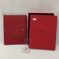 Cartellina Ferrari rossa in cuoio con spillino in cofanetto - Macchie 2