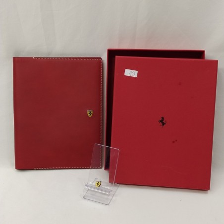 Cartellina Ferrari rossa in cuoio con spillino in cofanetto - Macchie