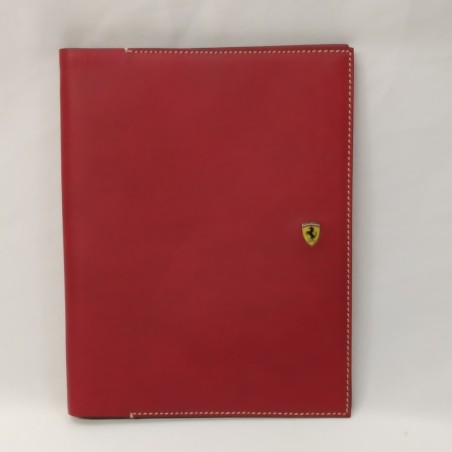 Cartellina Ferrari rossa in cuoio con spillino in cofanetto - Macchie