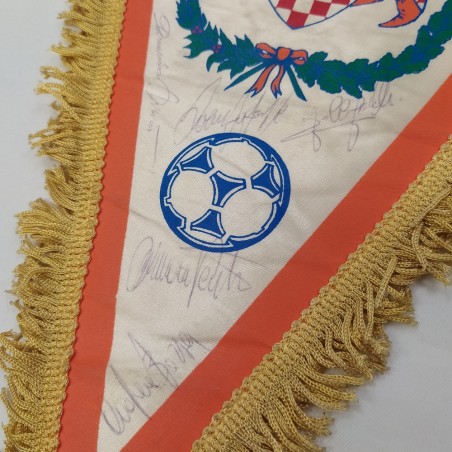 Gagliardetto del Pistoiese calcio con autografi - Pieghe