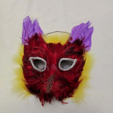 Maschera artigianale rivestita in piume rosse