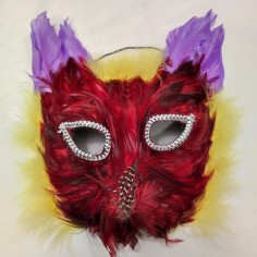 Maschera artigianale rivestita in piume rosse 2