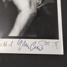 YOKO ONO foto in bianco e nero con autografo attribuito 2