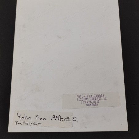 YOKO ONO foto in bianco e nero con autografo attribuito