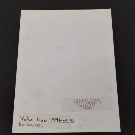 YOKO ONO foto in bianco e nero con autografo attribuito