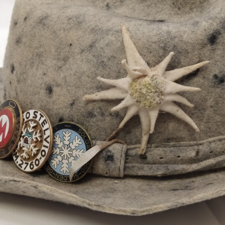 Cappello tirolese in feltro con stella alpina in tessuto e 6 spille