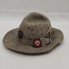 Cappello tirolese in feltro con stella alpina in tessuto e 6 spille