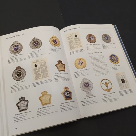 Libro The world of car badges Jan Sarnesjo 2003