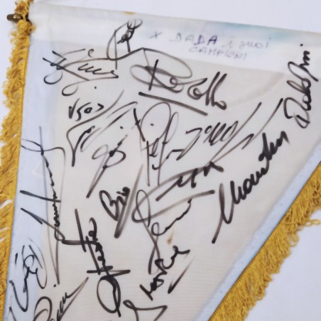 Gagliardetto calcistico Inter F.C. con autografi calciatori al retro