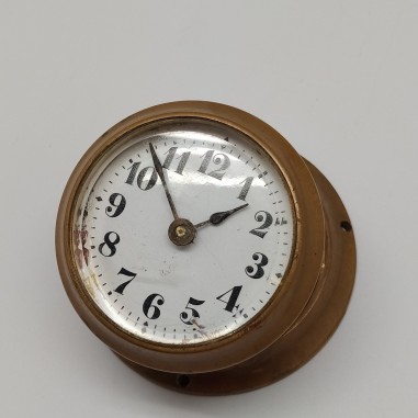 Antico orologio meccanico in ottone da appoggio su cruscotto auto o imbarcazione
