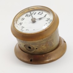 Antico orologio meccanico in ottone da appoggio su cruscotto auto o imbarcazione 2