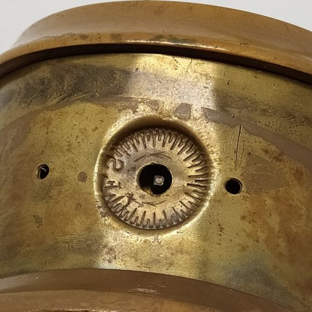 Antico orologio meccanico in ottone da appoggio su cruscotto auto o imbarcazione