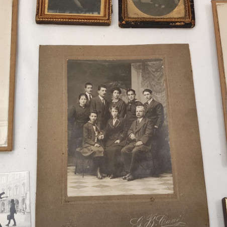 Lotto di antiche foto e cornici perido tardo 800 e una cornice in legno