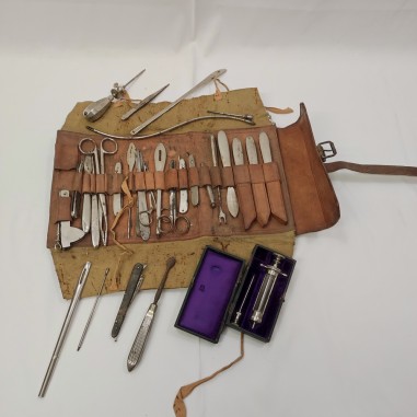 Antico set strumenti da veterinario in custodia in pelle e siringa