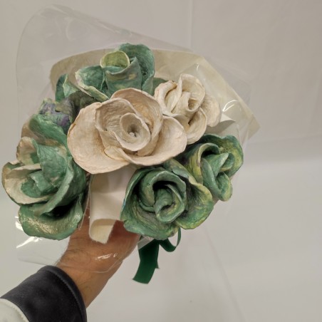 Piccolo bouquet con 7 fiori finti di cartapesta realizzati a mano