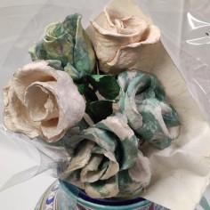 Piccolo bouquet con 6 fiori finti di cartapesta realizzati a mano 2
