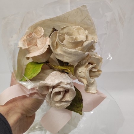 Piccolo bouquet con 5 fiori finti di cartapesta realizzati a mano