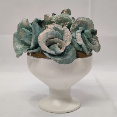 Bouquet di 7 rose di cartapesta colore verde acqua in coppa di ceramica