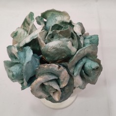 Bouquet di 7 rose di cartapesta colore verde acqua in coppa di ceramica 2