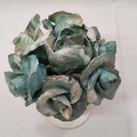Bouquet di 7 rose di cartapesta colore verde acqua in coppa di ceramica