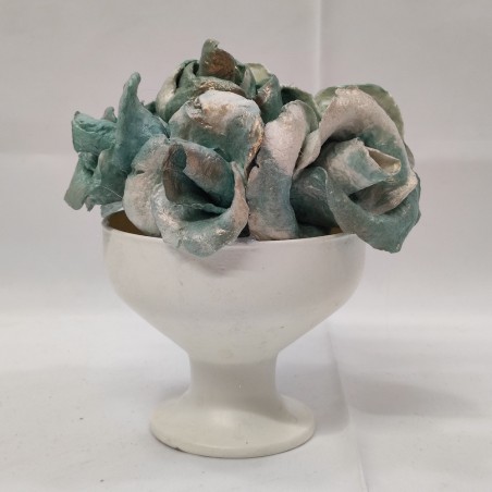 Bouquet di 7 rose di cartapesta colore verde acqua in coppa di ceramica
