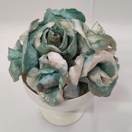 Bouquet di 7 rose di cartapesta colore verde acqua in coppa di ceramica