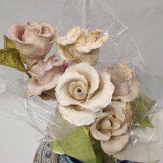 Piccolo mazzo di fiori di cartapesta 6 rose realizzate a mano h. 30 cm circa 2