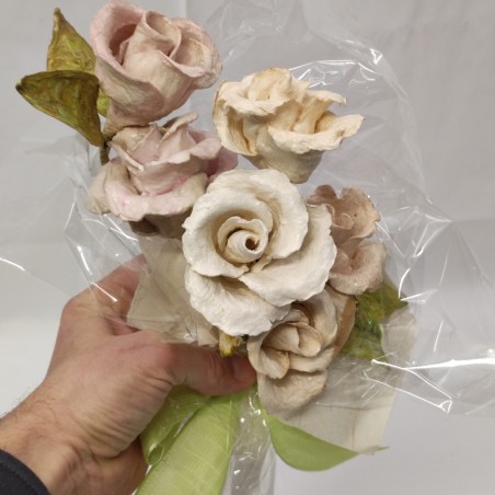 Piccolo mazzo di fiori di cartapesta 6 rose realizzate a mano h. 30 cm circa