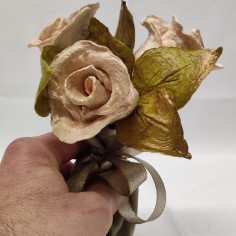 Piccolo mazzo di fiori di cartapesta 3 rose realizzate a mano h. 18 cm 2