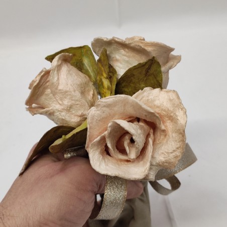 Piccolo mazzo di fiori di cartapesta 3 rose realizzate a mano h. 18 cm