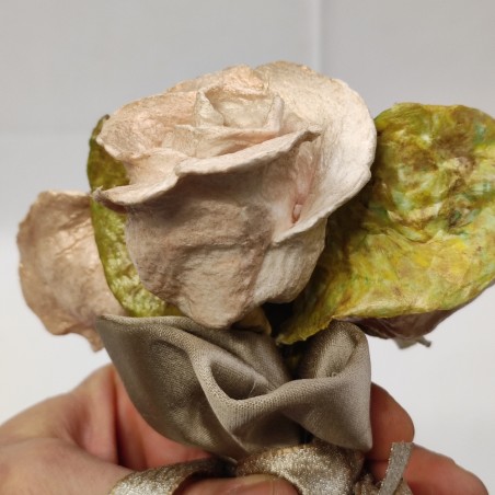 Piccolo mazzo di fiori di cartapesta 3 rose realizzate a mano h. 18 cm