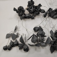Lotto di circa 65 fiori di cartapesta roselline grigie con gambo bianco 2