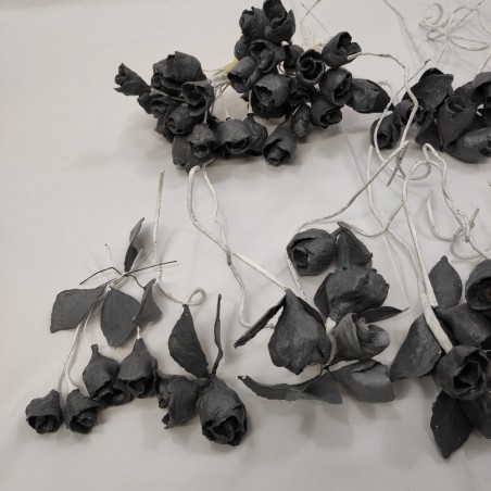 Lotto di circa 65 fiori di cartapesta roselline grigie con gambo bianco
