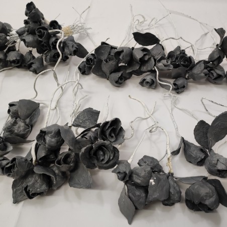 Lotto di circa 65 fiori di cartapesta roselline grigie con gambo bianco