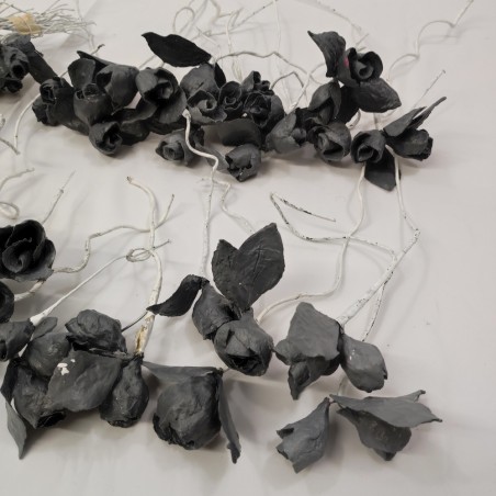 Lotto di circa 65 fiori di cartapesta roselline grigie con gambo bianco