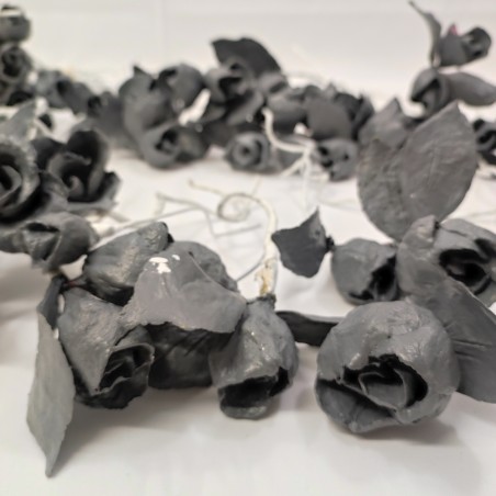 Lotto di circa 65 fiori di cartapesta roselline grigie con gambo bianco