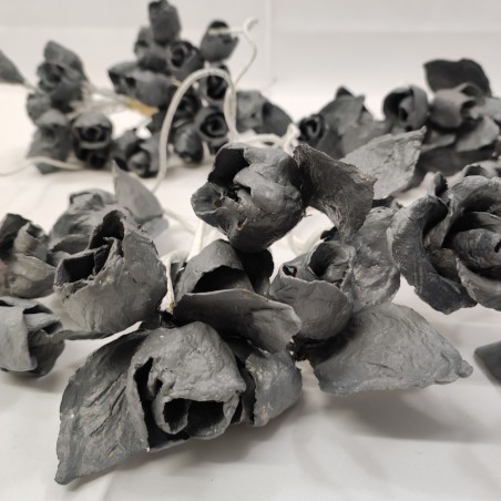 Lotto di circa 65 fiori di cartapesta roselline grigie con gambo bianco