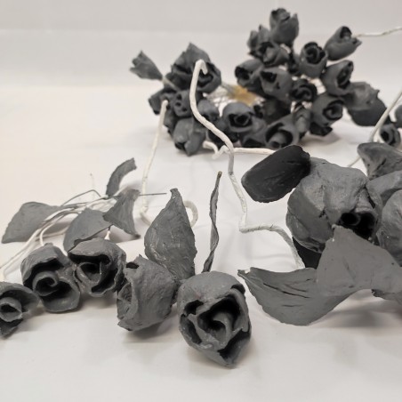 Lotto di circa 65 fiori di cartapesta roselline grigie con gambo bianco