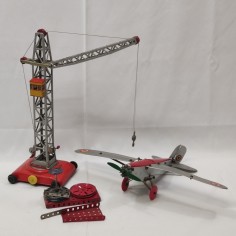 Due giocattoli di latta: Gru in latta DBGM, aereo BRAL e pezzi sfusi
