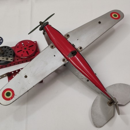 Due giocattoli di latta: Gru in latta DBGM, aereo BRAL e pezzi sfusi