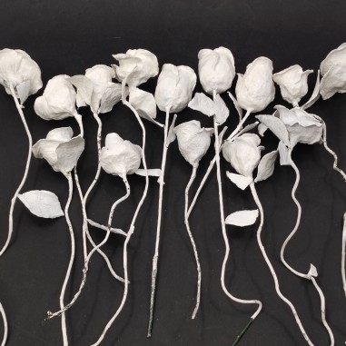Lotto di 14 rose di cartapesta tutte bianche h. 40/45 cm