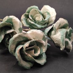 Lotto di 7 rose finte in carta pesta colore verde acqua e rosa con glitter 2