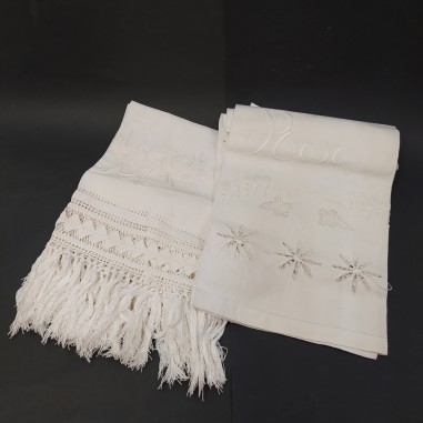 Coppia di asciugamani in cotone ricamati a mano