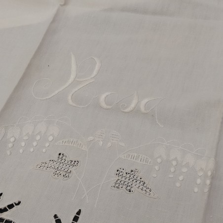 Coppia di asciugamani in cotone ricamati a mano