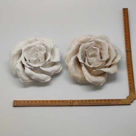 2 rose in cartapesta centrotavola colore bianco d. 12 cm
