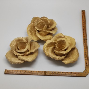 3 rose in cartapesta centrotavola colore oro d. 12 cm