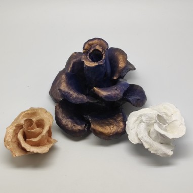 3 rose in cartapesta centrotavola colore oro blu e bianco dimensioni diverse
