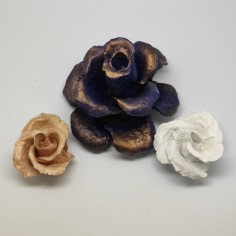 3 rose in cartapesta centrotavola colore oro blu e bianco dimensioni diverse 2