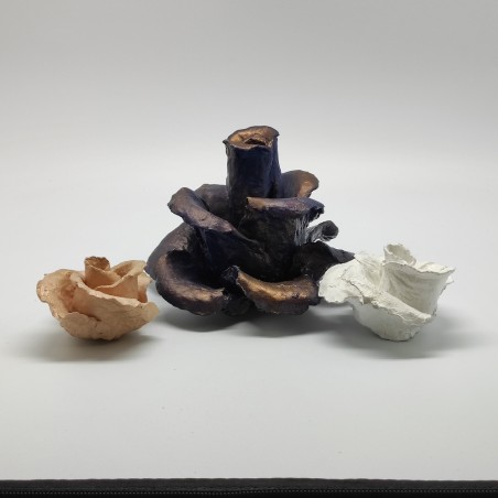 3 rose in cartapesta centrotavola colore oro blu e bianco dimensioni diverse