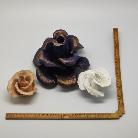 3 rose in cartapesta centrotavola colore oro blu e bianco dimensioni diverse